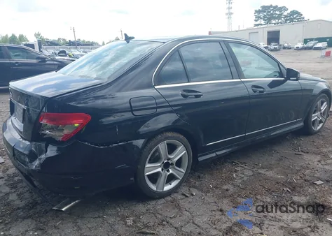 2010 Mercedes-Benz C 300 Luxury/Sport z USA, uszkodzony, nr VIN WDDGF5EB3AF461489